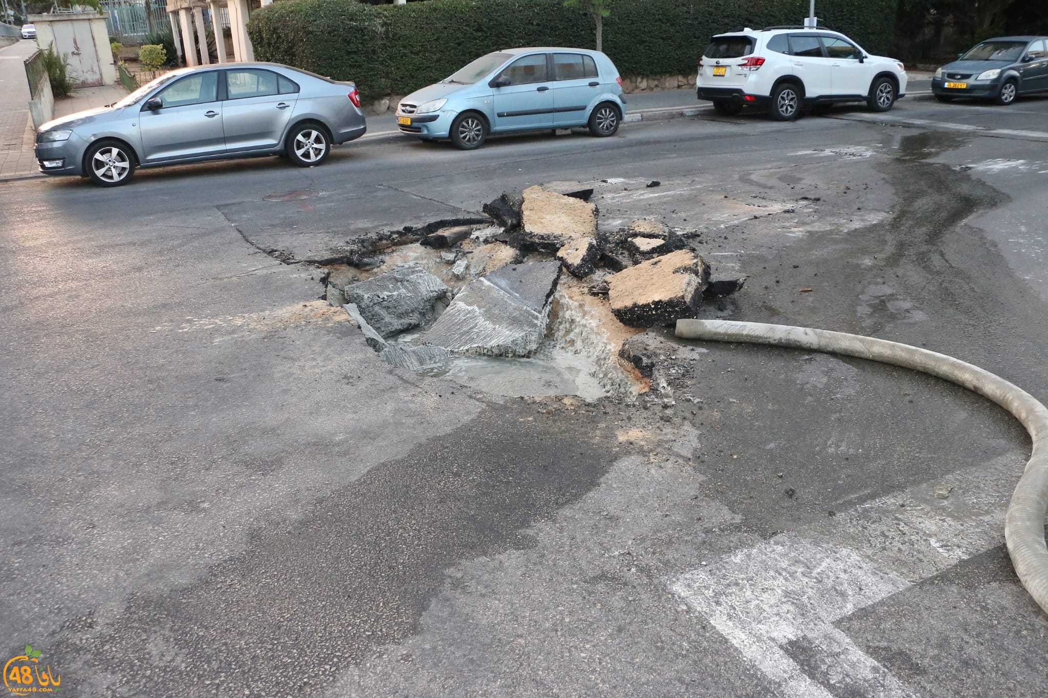  يافا: انفجار أنبوب مياه يتسبب بانهيار أرضي في أحد الشوارع